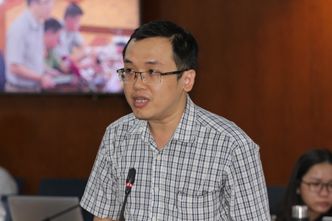 Sở Nội vụ TP.HCM: 'Thí điểm cho một số vị trí cán bộ làm việc tại nhà là phù hợp' - Ảnh 1. Ông Nguyễn Sĩ Long - phó phòng công chức viên chức Sở Nội vụ TP.HCM - thông tin tại họp báo - Ảnh: T.N