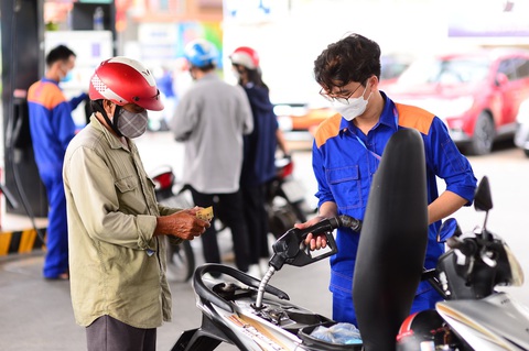 Chiết khấu giảm, cây xăng lại than điệp khúc 'giảm, lỗ, khó hoạt động' - Ảnh 1. Chiết khấu giảm, cây xăng lại than điệp khúc 'giảm, lỗ, khó hoạt động'. Trong ảnh: Khách đổ xăng tại TP.HCM - Ảnh: QUANG ĐỊNH