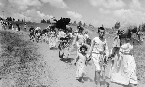 Sau 75 năm, người dân Gaza lại tiếp tục cuộc ra đi không hẹn ngày về - Ảnh 1. Phụ nữ và trẻ em Palestine sau khi rời bỏ nhà cửa đi khỏi vùng đất Israel vào năm 1948 - Ảnh: THE NEW YORK TIMES
