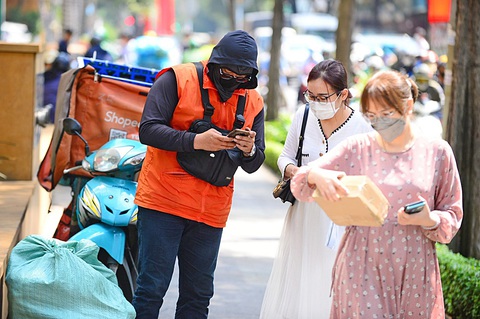 Người dùng và shipper... đều đang bị doanh nghiệp app “ăn dày” - Ảnh: QUANG ĐỊNH Người dùng và shipper... đều đang bị doanh nghiệp app “ăn dày” - Ảnh: QUANG ĐỊNH