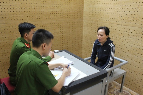 Lời khai của nhân viên nhà bếp bỏ thuốc trừ sâu vào thức ăn học sinh - Ảnh 2. Bị can Hà Thị Thi tại cơ quan công an - Ảnh: Công an cung cấp