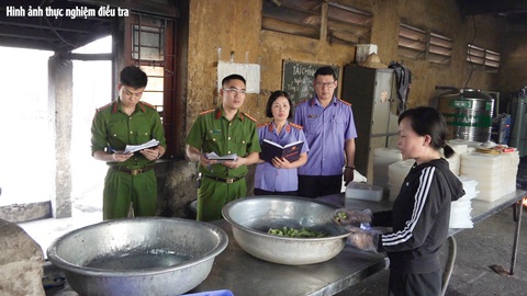 Lời khai của nhân viên nhà bếp bỏ thuốc trừ sâu vào thức ăn học sinh - Ảnh 1. Hình ảnh thực nghiệm điều tra vụ án - Ảnh: Công an cung cấp