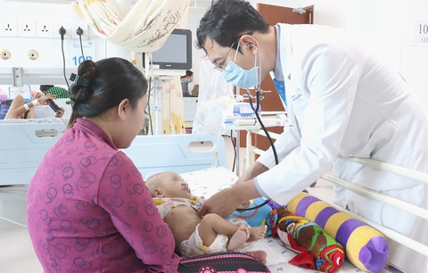 Bác sĩ Nguyễn Minh Tiến - phó giám đốc Bệnh viện Nhi đồng Thành phố (TP.HCM) - thăm khám trẻ bị viêm phổi đang điều trị tại bệnh viện - Ảnh: XUÂN MAI Bác sĩ Nguyễn Minh Tiến - phó giám đốc Bệnh viện Nhi đồng Thành phố (TP.HCM) - thăm khám trẻ bị viêm phổi đang điều trị tại bệnh viện - Ảnh: XUÂN MAI