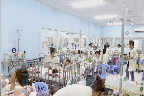 Giường bệnh phòng cấp cứu khoa hô hấp Bệnh viện Nhi đồng 1 (TP.HCM) kín trẻ mắc các bệnh hô hấp ở mức độ nặng điều trị vào trưa 25-10 - Ảnh: XUÂN MAI Giường bệnh phòng cấp cứu khoa hô hấp Bệnh viện Nhi đồng 1 (TP.HCM) kín trẻ mắc các bệnh hô hấp ở mức độ nặng điều trị vào trưa 25-10 - Ảnh: XUÂN MAI