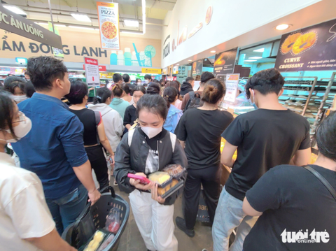 Bất ngờ lý do bánh Custard ‘gây bão’ mạng - Ảnh 1. Dòng người chen chúc mua bánh custard những ngày qua - Ảnh: NHẬT XUÂN