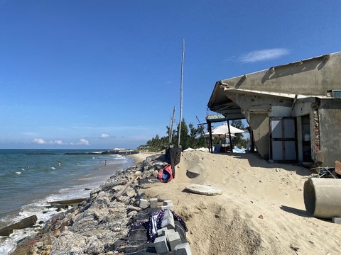 'Sốc' với hình ảnh nhà cửa, xóm biển tan hoang trước sóng dữ - Ảnh 4. Những ngôi nhà sát biển bị sóng giật bung tường, nằm chơ vơ trước bãi cát - Ảnh: B.D.