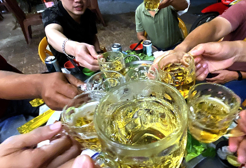 Ngăn rượu bia tràn lan, cần sớm đánh thuế cao hơn - Ảnh 1. Không ít người đã tìm đến quán nhậu cho mỗi cuộc hẹn hò - Ảnh: QUANG ĐỊNH