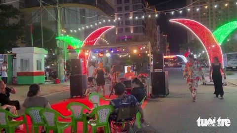 Chợ đêm phát loa, hát karaoke ồn ào, khách sạn, du khách kêu trời - Ảnh 1. Đơn vị biểu diễn đặt sân khấu dưới đường và bố trí loa công suất lớn để mở karaoke hát cho nhau nghe tại khu phố đêm An Thượng - Ảnh: A.T.