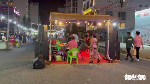 Chợ đêm phát loa, hát karaoke ồn ào, khách sạn, du khách kêu trời - Ảnh 2. Cả cơ sở lưu trú và du khách đều phàn nàn về tiếng ồn tại khu phố đêm An Thượng và các chương trình biểu diễn không phù hợp thị hiếu khách nước ngoài - Ảnh: A.T.