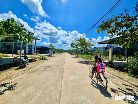 Khu tái định cư cao tốc Nha Trang - Cam Lâm, dân mỏi mòn chờ “sổ đỏ”, thiếu nước sạch - Ảnh 1. Khu tái định cư Suối Lau 2 được xây dựng cho các hộ dân bị ảnh hưởng bởi dự án cao tốc Nha Trang - Cam Lâm - Ảnh: MINH CHIẾN