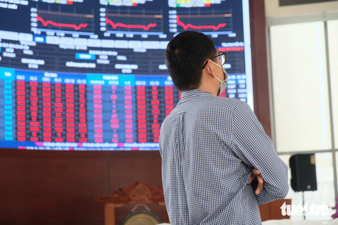 Hàng loạt nhà đầu tư chứng khoán bị lỗ nặng - Ảnh 1. Nhiều nhà đầu tư chứng khoán không khỏi toát mồ hôi hột, nhìn tài khoản đã lỗ càng lỗ hơn - Ảnh: BÔNG MAI