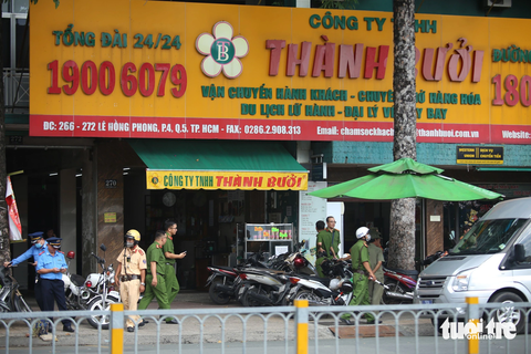 Công an có mặt tại trụ sở công ty Thành Bưởi ở quận 5, TP.HCM - Ảnh: MINH HÒA Đến 15h15 ngày 26-10, Công an vẫn có mặt tại trụ sở công ty Thành Bưởi ở quận 5, TP.HCM - Ảnh: MINH HÒA