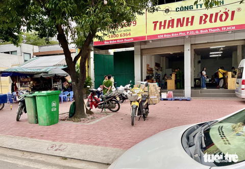Công an kiểm tra tại trụ sở và nhiều chi nhánh của Thành Bưởi - Ảnh 2. Công an xuất hiện tại chi nhánh Công ty Thành Bưởi ở địa chỉ 630 Điện Biên Phủ, quận Bình Thạnh - Ảnh: NGỌC KHẢI