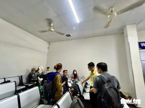 Xe Thành Bưởi tạm ngưng chạy từ 16h đến 21h ngày 26-10 - Ảnh 1. Nhiều hành khách đã đặt vé đang chờ đợi ở trụ sở của Công ty TNHH Thành Bưởi (số 630 Điện Biên Phủ, quận Bình Thạnh) - Ảnh: CHÂU TUẤN
