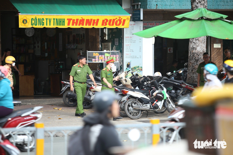Xe Thành Bưởi tạm ngưng chạy từ 16h đến 21h ngày 26-10 - Ảnh 2. Nhiều lực lượng công an, cảnh sát giao thông, thanh tra giao thông xuất hiện tại địa điểm kinh doanh của nhà xe Thành Bưởi - Ảnh: MINH HÒA