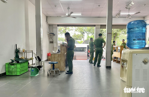 Xe Thành Bưởi tạm ngưng chạy từ 16h đến 21h ngày 26-10 - Ảnh 3. Cũng theo ghi nhận, quầy bán vé và trực tổng đài của trụ sở này hiện đang được lực lượng chức năng ráo riết kiểm tra - Ảnh: CHÂU TUẤN