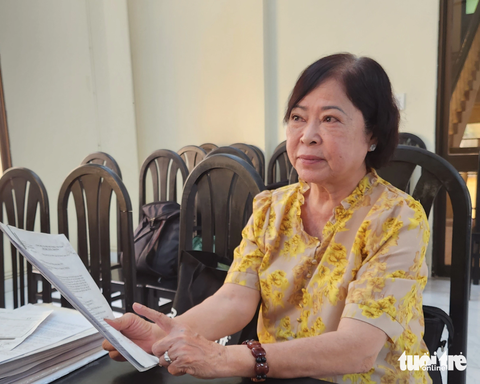 Vụ bệnh nhân kiện Bệnh viện Nguyễn Tri Phương: Tạm ngưng để giám định các phim MRI - Ảnh 1. Bà Dương Ngọc Hường cho rằng thương tật của bà là do sai sót của bác sĩ Bệnh viện Nguyễn Tri Phương gây ra - Ảnh ĐAN THUẦN