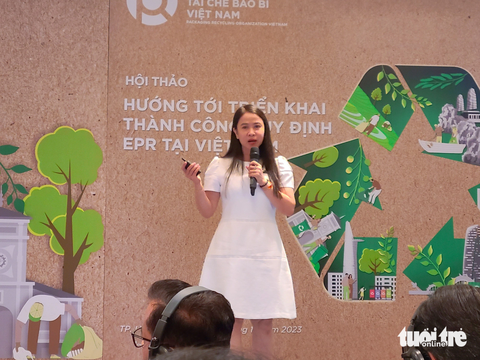 Chuyên gia hiến kế hoàn thiện cơ chế trách nhiệm mở rộng của nhà sản xuất (EPR) - Ảnh 3. Bà Nguyễn Thị Hoài Linh - giám đốc quốc gia Tổ chức hành động vì môi trường và phát triển (ENDA) tại Việt Nam - cho biết cần chính sách dành riêng cho lực lượng ve chai, đồng nát - Ảnh: NHẬT XUÂN