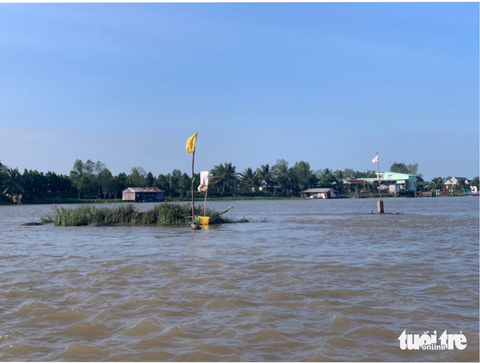 Tiền Giang dừng nạo vét cồn nổi giữa sông Tiền - Ảnh 1. Khu vực cồn nổi trên nhánh sông Tiền xuất hiện chướng ngại vật có nguy cơ tiềm ẩn tai nạn giao thông - Ảnh: HOÀI THƯƠNG