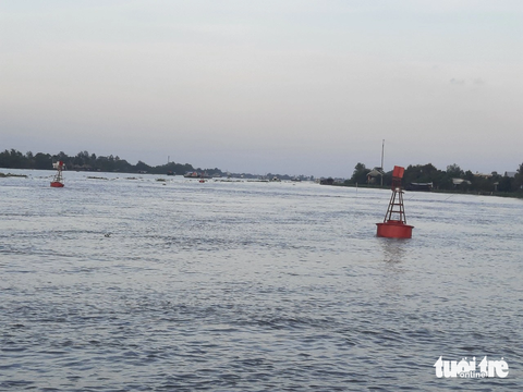 Tiền Giang dừng nạo vét cồn nổi giữa sông Tiền - Ảnh 2. Sở Giao thông vận tải tỉnh Tiền Giang đã lắp đặt các báo hiệu cảnh báo tạm thời và thả phao giới hạn vùng nước cấm lưu thông - Ảnh: HOÀI THƯƠNG