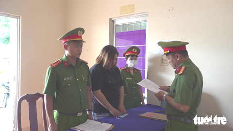 Mở hụi qua zalo để lừa đảo chiếm đoạt tiền trên 2,8 tỉ đồng - Ảnh 1. Cơ quan điều tra tống đạt các quyết định khởi tố với Phan Thị Diệu Ái - Ảnh: PHẠM HƠN