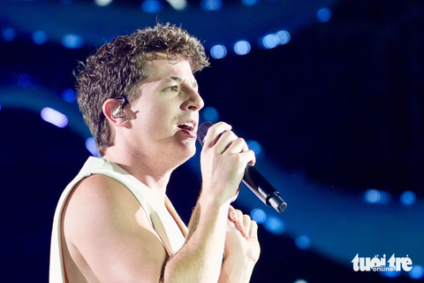 Charlie Puth hát live suốt 75 phút với chất giọng ổn định, càng về đêm càng trong và vang dài - Ảnh: HỮU HẠNH Charlie Puth hát live suốt 75 phút tại đại nhạc hội 8Wonder vào tháng 7-2023 - Ảnh: HỮU HẠNH