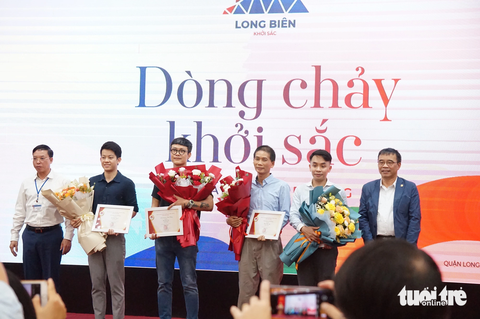 Các tác giả được trao giải cuộc thi - Ảnh: T.ĐIỂU Các tác giả được trao giải cuộc thi - Ảnh: T.ĐIỂU