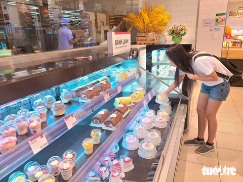 Bất ngờ lý do bánh Custard ‘gây bão’ mạng - Ảnh 3. Quầy bánh lạnh tại siêu thị Lotte Mart (quận 7) sạch bóng bánh custard dù mới chập tối - Ảnh: NHẬT XUÂN