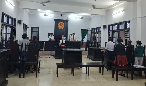 Bảy con dắt nhau ra tòa tranh quyền nuôi mẹ: Nguyên đơn và bị đơn không kháng cáo - Ảnh 1. Quang cảnh phiên xử giành quyền nuôi mẹ chưa từng có trong lịch sử ngành tòa án tỉnh Quảng Ngãi. Bản án có hiệu lực, hai bên luân phiên nhau trực tiếp nuôi mẹ 6 tháng - Ảnh: TRẦN MAI