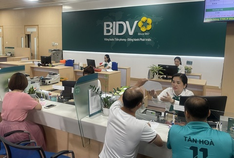 Tin tức sáng 9-12: TP.HCM giữ nguyên hệ số điều chỉnh giá đất năm 2024; BIDV đại hội bất thường- Ảnh 3. Khách hàng giao dịch tại BIDV - Ảnh: LÊ THANH