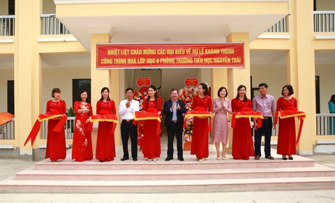 Các đại biểu cắt băng khánh thành công trình Các đại biểu cắt băng khánh thành công trình