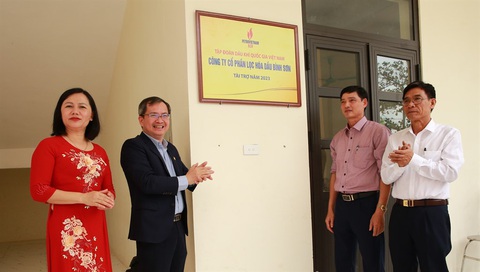 Nghi thức gắn biển công trình Nhà 2 tầng 6 phòng học Trường Tiểu học Nguyễn Trãi Nghi thức gắn biển công trình nhà 2 tầng 6 phòng học Trường tiểu học Nguyễn Trãi