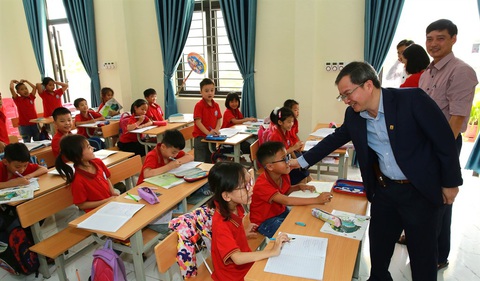 Các đại biểu tham quan các lớp học khang trang, hiện đại Các đại biểu tham quan các lớp học khang trang, hiện đại