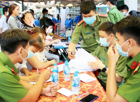 Thi cán bộ tham mưu tốt - dân vận khéo 2023 - Ảnh 1. Chiến sĩ công an hỗ trợ người dân cấp đổi căn cước công dân ngay tạikhu dân cư để thuận tiện cho việc đi lại của bà con - Ảnh: Q.L.