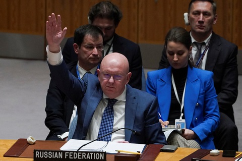 Nga và Trung Quốc phủ quyết dự thảo nghị quyết Mỹ đề xuất về xung đột Israel - Hamas - Ảnh 1. Đại sứ Nga tại Liên Hiệp Quốc Vasily Nebenzya trong cuộc họp về xung đột Israel - Hamas của Hội đồng Bảo an ở New York, Mỹ ngày 25-10 - Ảnh: REUTERS