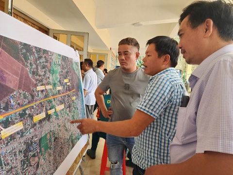Dự án cao tốc Biên Hòa-Vũng Tàu qua Đồng Nai: Dân hỏi giá đền bù, tái định cư ra sao? - Ảnh 4. Người dân có đất bị thu hồi ở dự án cao tốc Biên Hòa - Vũng Tàu đang xem mô hình dự án - Ảnh: H.MI
