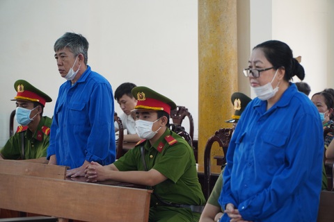 Cựu cảnh sát giúp sức bà Mười Tường buôn lậu lãnh 8 năm tù - Ảnh 1. Bị cáo Nguyễn Văn Võ và Mười Tường bị phạt tù về hành vi buôn lậu - Ảnh: CHÍ HẠNH