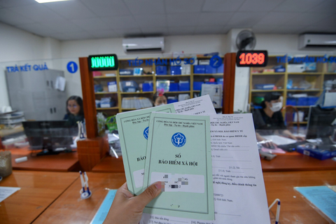 Người lao động làm hồ sơ bảo hiểm xã hội tại Bảo hiểm xã hội quận Ba Đình, Hà Nội - Ảnh: NAM TRẦN Người lao động làm hồ sơ bảo hiểm xã hội tại Bảo hiểm xã hội quận Ba Đình, Hà Nội - Ảnh: NAM TRẦN