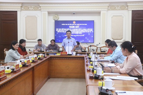 TP.HCM: Đề xuất ủy quyền UBND quận phê duyệt đề án liên doanh liên kết tài sản công - Ảnh 1. Phó chủ tịch HĐND TP.HCM Nguyễn Văn Dũng chủ trì buổi giám sát - Ảnh: CẨM NƯƠNG