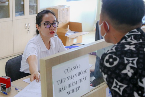 Cán bộ giải thích thủ tục bảo hiểm thất nghiệp tại Trung tâm Dịch vụ việc làm Bắc Giang - Ảnh: HÀ QUÂN Cán bộ giải thích thủ tục bảo hiểm thất nghiệp tại Trung tâm Dịch vụ việc làm Bắc Giang - Ảnh: HÀ QUÂN
