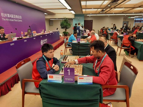 Việt Nam đoạt 6 HCB cờ vua tại Asian Para Games 4 - Ảnh 1. Kỳ thủ Lê Văn Việt (trái) thi đấu tại Asian Para Games 4 - Ảnh: M.H.