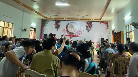 Nhiều cụ già bị lừa mua hàng giá cao, công an tìm bị hại ở hai huyện - Ảnh 1. Hội thảo tri ân khách hàng của nhóm người để bán hàng gia dụng giá cao ở huyện Tân Kỳ, Nghệ An - Ảnh: Bạn đọc cung cấp