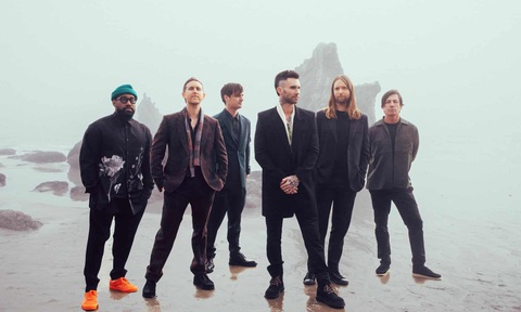 Maroon 5 đến Việt Nam biểu diễn tại đại nhạc hội 8Wonder - Ảnh 1. Nhóm Maroon 5 hiện tại có sáu người, Adam Levine (thứ ba từ phải sang) là trưởng nhóm - Ảnh: Guardian