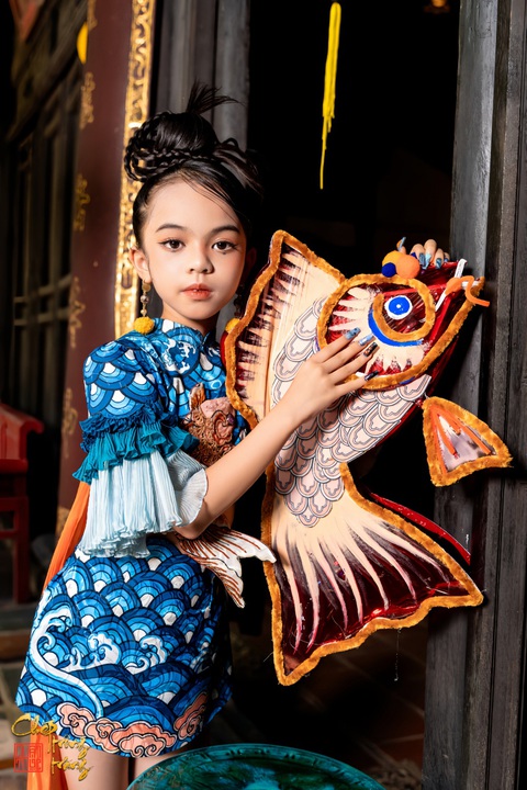 Choáng với 'pro5' mẫu nhí 8 tuổi Bảo Hân đắt show quốc tế - Ảnh 4. Bảo Hân được nhiều nhà mốt lựa chọn trình diễn "first face"