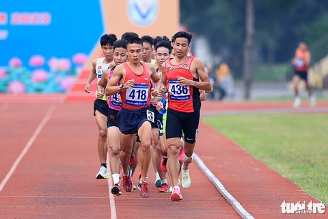 Lão tướng Nguyễn Văn Lai (436) thống trị đường chạy 5.000m quốc gia suốt hơn 10 năm qua - Ảnh: HOÀNG TÙNG Lão tướng Nguyễn Văn Lai (436) thống trị đường chạy 5.000m quốc gia suốt hơn 10 năm qua - Ảnh: HOÀNG TÙNG