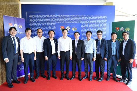 20 năm giải thưởng Quả cầu vàng kết nối tài năng, nhà khoa học trẻ - Ảnh 1. Anh Nguyễn Minh Triết - bí thư Trung ương Đoàn, chủ tịch Trung ương Hội Sinh viên Việt Nam - chụp hình cùng với các nhà khoa học trẻ đoạt giải thưởng Quả cầu vàng các thời kỳ - Ảnh: DƯƠNG TRIỀU