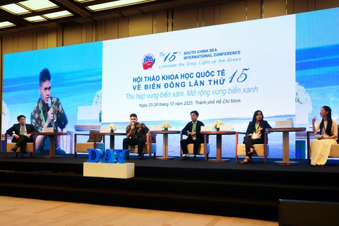 Thế hệ kế cận các nước nhấn mạnh giải pháp hòa bình tại Biển Đông - Ảnh 1. Các đại biểu trẻ thảo luận tại buổi hội thảo ngày 26-10 - Ảnh: HỮU HẠNH