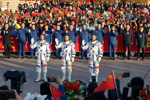 Trung Quốc đưa nhóm phi hành gia trẻ nhất lên không gian - Ảnh 1. Ba phi hành gia Tang Hongbo, Tang Shengjie và Jiang Xinlin trước khi lên tàu vào vũ trụ - Ảnh: REUTERS