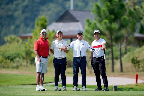ECCO Golf Tournament 2023: Giải đấu tôn vinh 60 năm di sản của ECCO - Ảnh 2. Từ trái sang: Carl Sahetapy - GĐ ECCO Khu vực Châu Á TBD, golfer trẻ nghiệp dư số 1 Việt Nam Nguyễn Anh Minh, nhà vô địch Quốc Gia Nguyễn Nhất Long, PGA Phạm Minh Đức