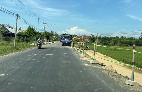 Xe chở hàng hóa nhiều, Quảng Nam kiến nghị bổ sung thêm một lớp bê tông nhựa quốc lộ 14E - Ảnh 1. Tuyến quốc lộ 14E đang được thi công - Ảnh: LÊ TRUNG